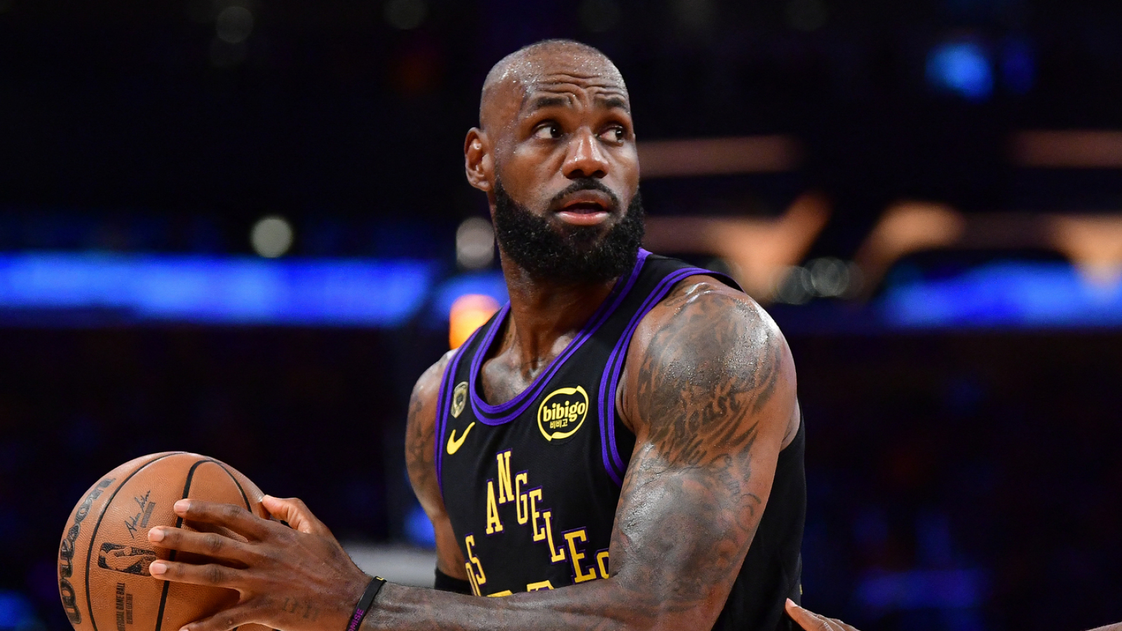 https://www.yardbarker.com/media/c/3/c39a05ef735d81c5f25182f9309a536e7eadfaf6/thumb_16x9/surprising-new-suitor-emerges-lebron-james.jpg?v=1