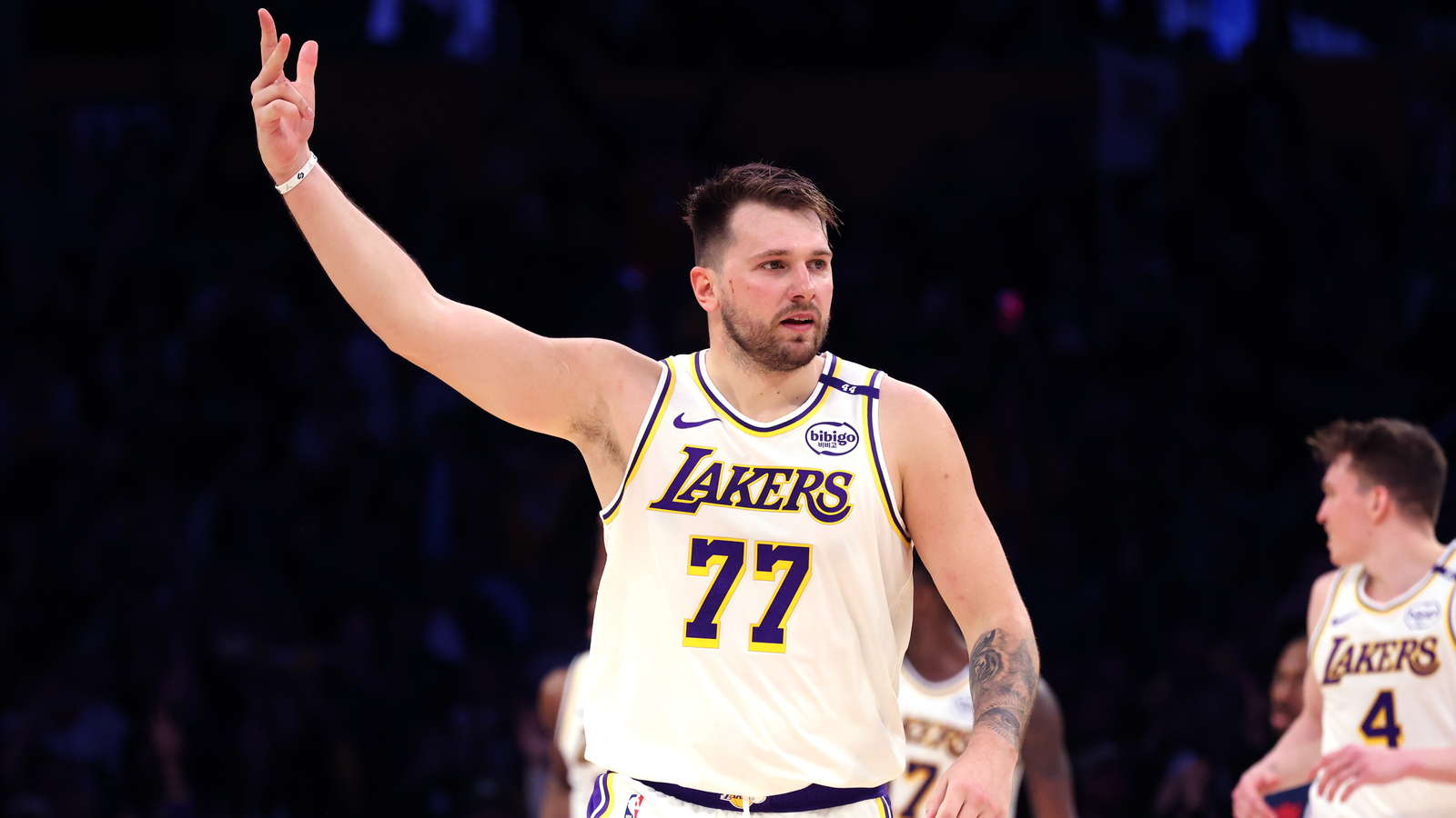 Luka Doncic pulls off another ridiculous touchdown pass to LeBron James ...