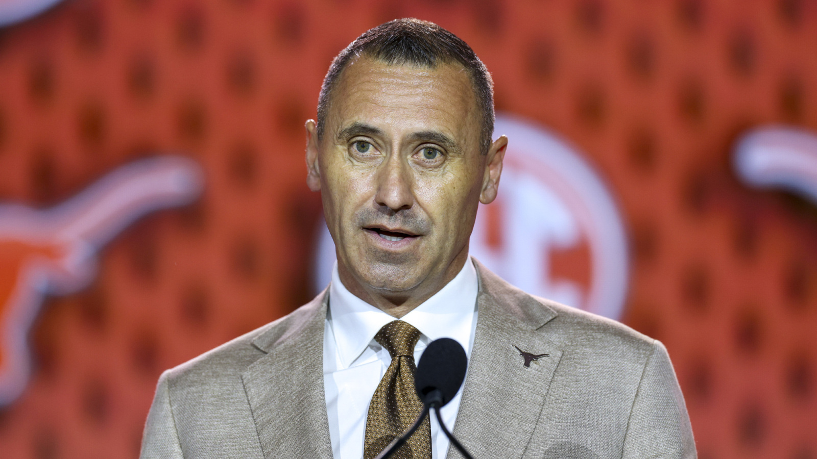 https://www.yardbarker.com/media/c/4/c40c9fa55b9e5241ff8849aa511d6440076b1b4d/thumb_16x9/texas-hc-steve-sarkisian-worried-preseason-polls.jpg?v=1