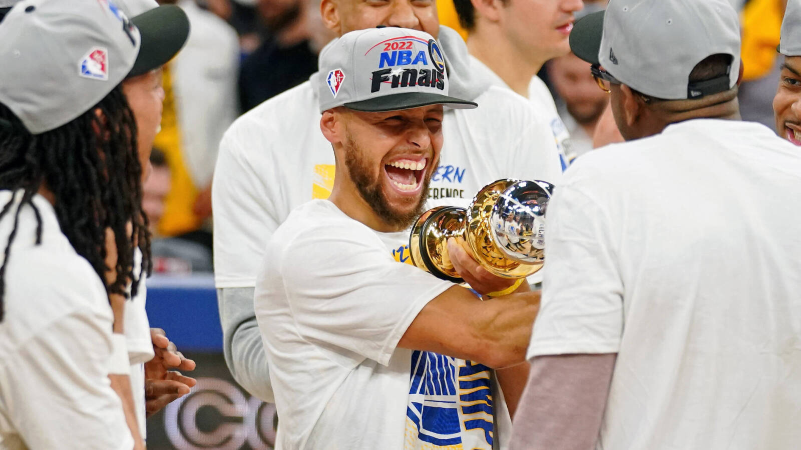 Stephen Curry wins inaugural Magic Johnson Trophy - Vimarsana News