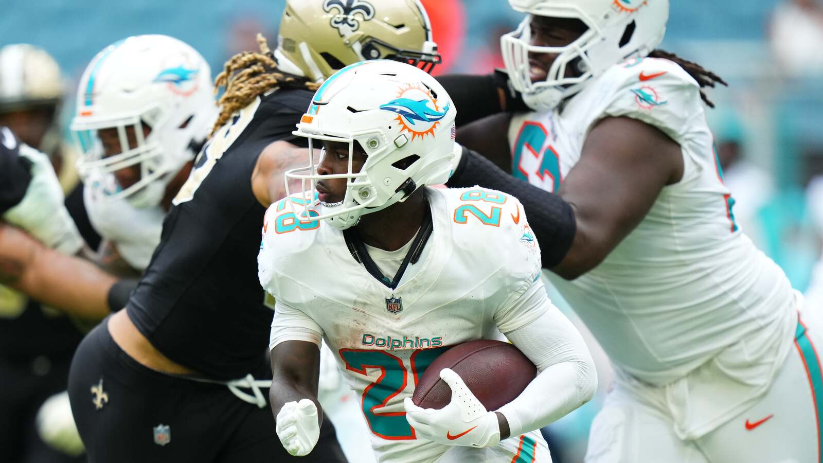 Dolphins Secure De’Von Achane's Contract Extension Ahead of Falcons' Bijan Robinson Deal