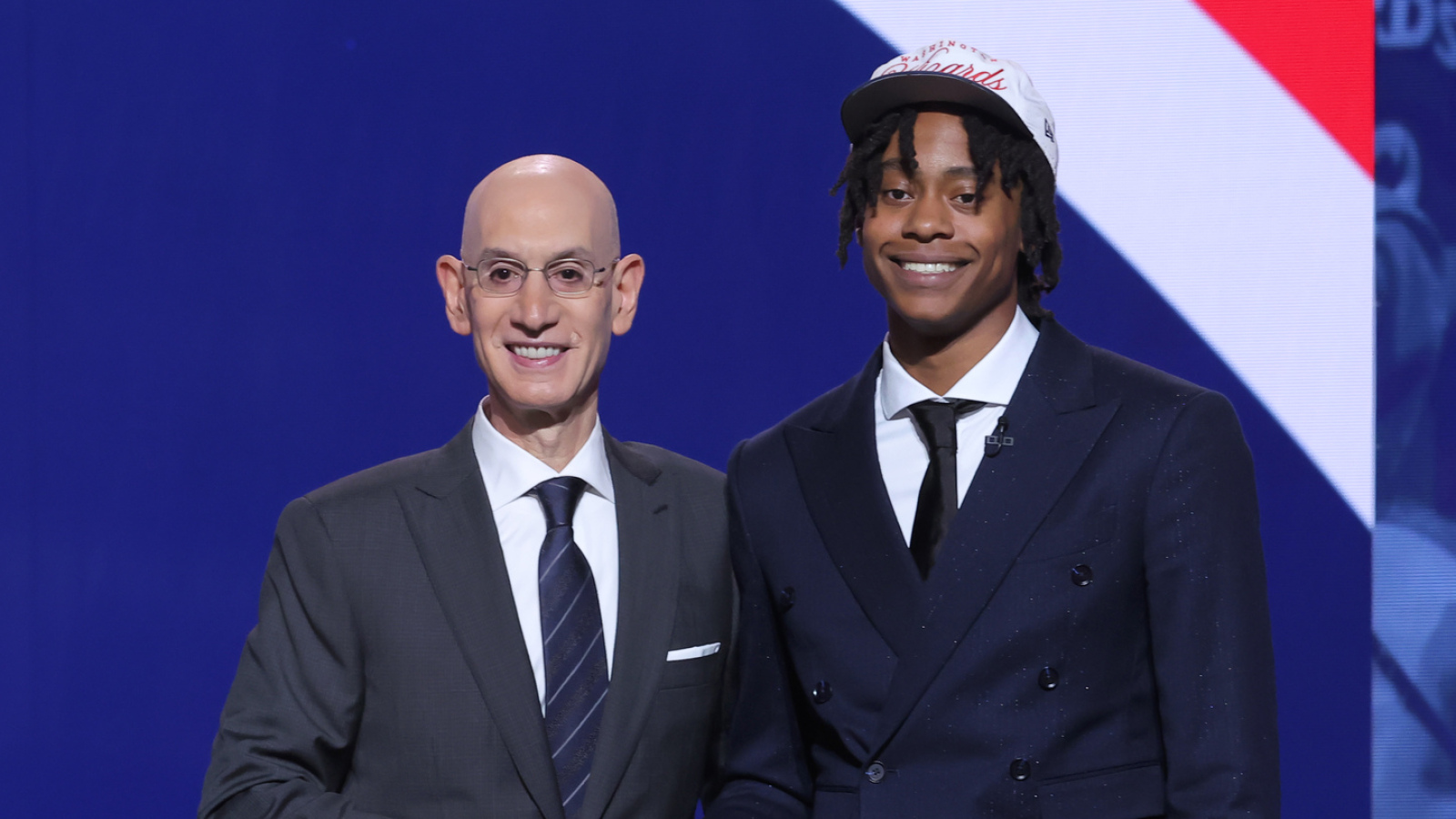 https://www.yardbarker.com/media/c/4/c4ff921a7381536e08d74da49aab8ec6a91f4183/thumb_16x9/johnsons-draft-outfit-analyst-comparing-him.jpg?v=1