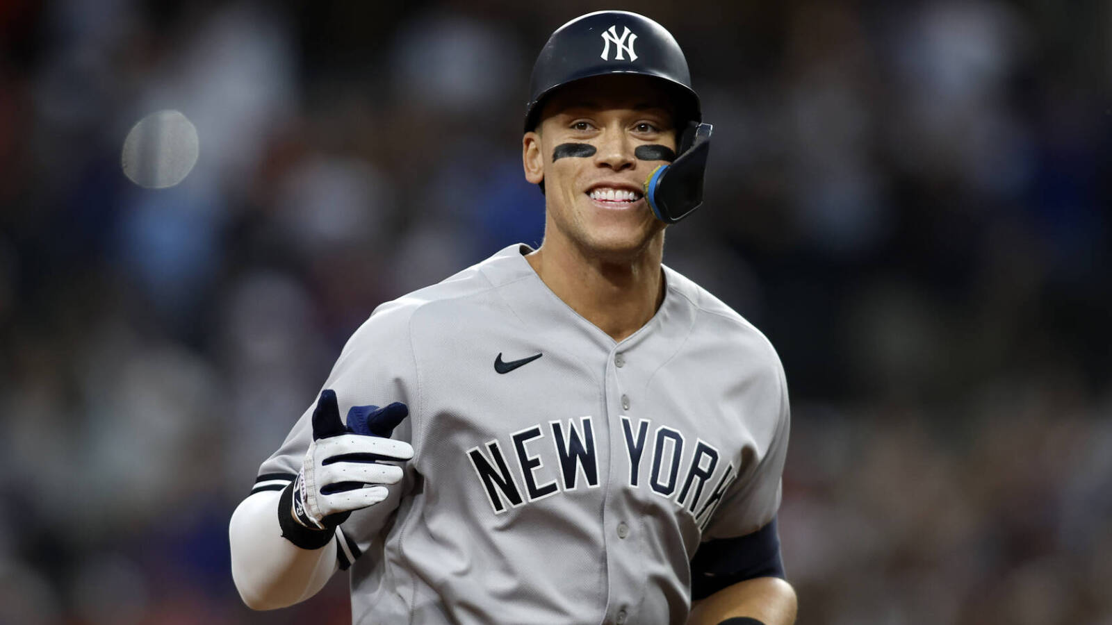 Aaron Judge hits AL record-breaking home run No. 62