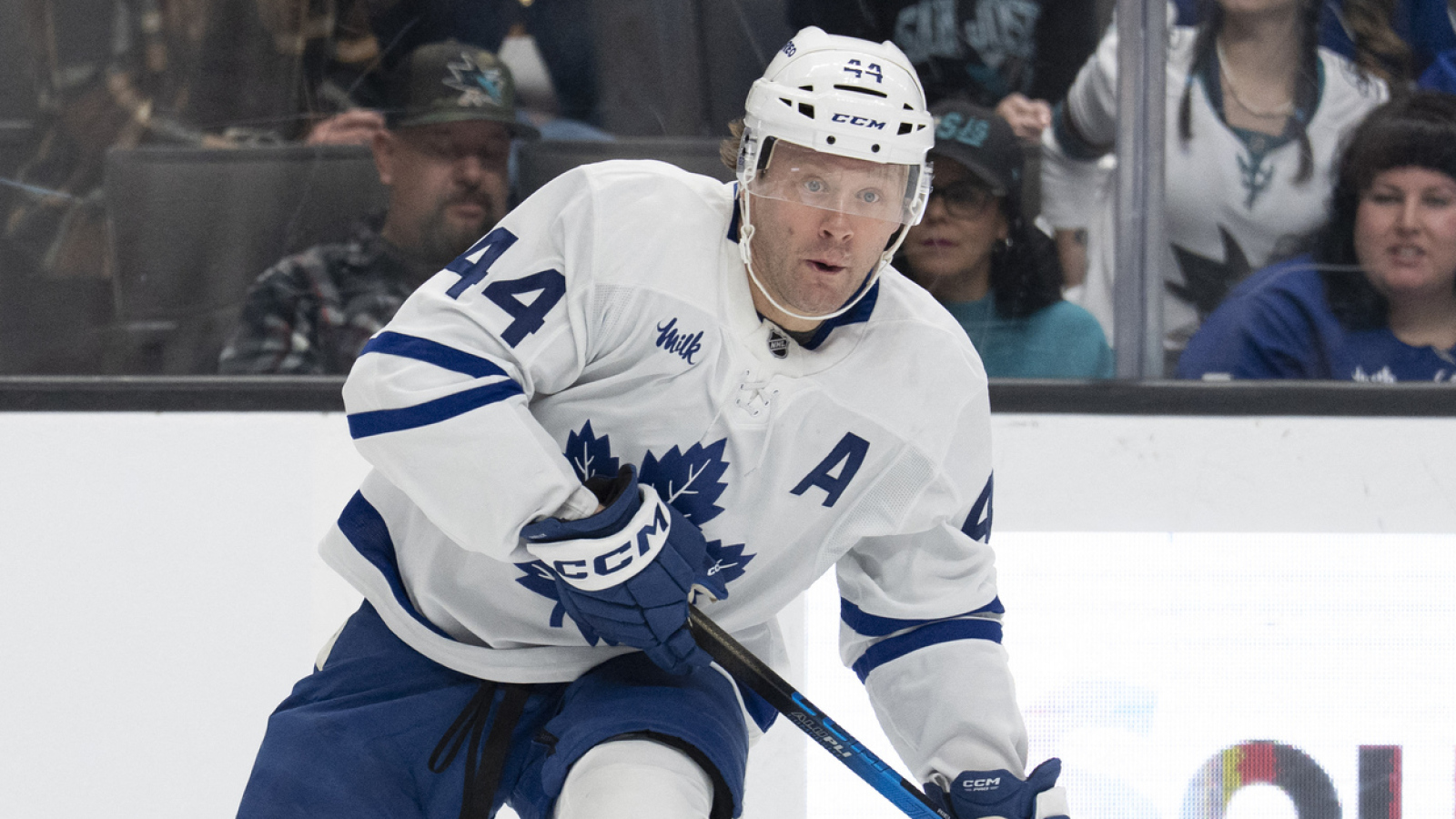 https://www.yardbarker.com/media/c/5/c552b068df3544c470fd92f31e8fb90a02fc12b0/thumb_16x9/morgan-rielly-happy-maple-leafs-shaky-offseason.jpg?v=1