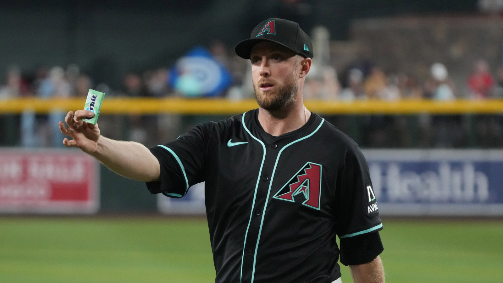 https://www.yardbarker.com/media/c/5/c5e6ecbe2763358d9c01ac2aca0c0293c38449cd/thumb_16x9/d-backs-fans-unusual-helping-pitcher-cramping.jpg?v=1