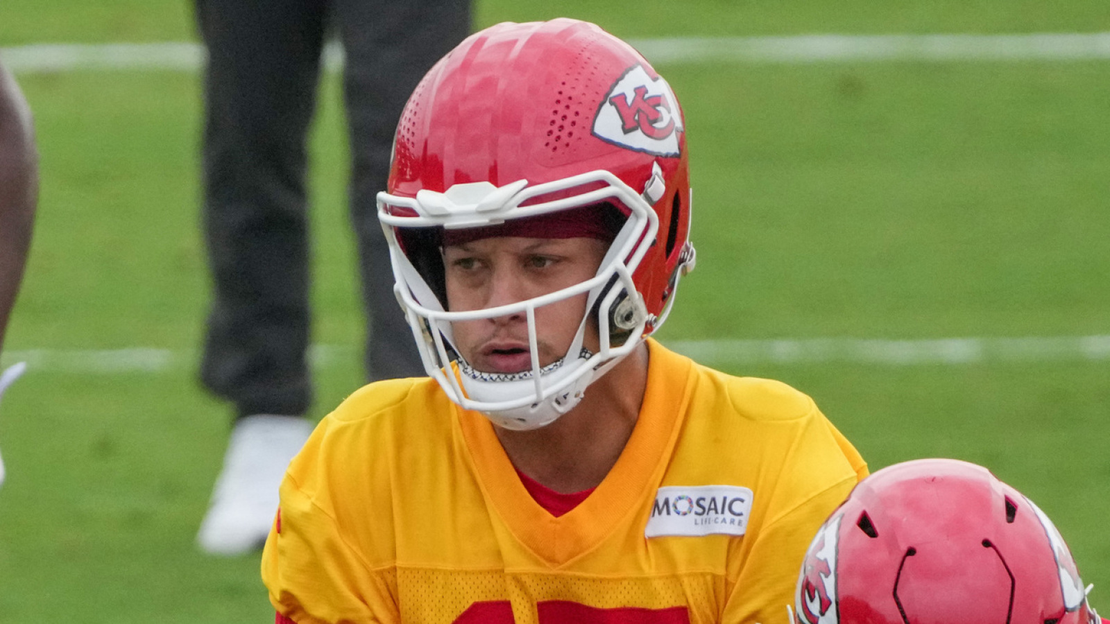 https://www.yardbarker.com/media/c/6/c60b9eecf311fb709cf8241dfd70cc3864b591ce/thumb_16x9/mahomes-reveals-he-needs-one-unexpected-his.jpg?v=1