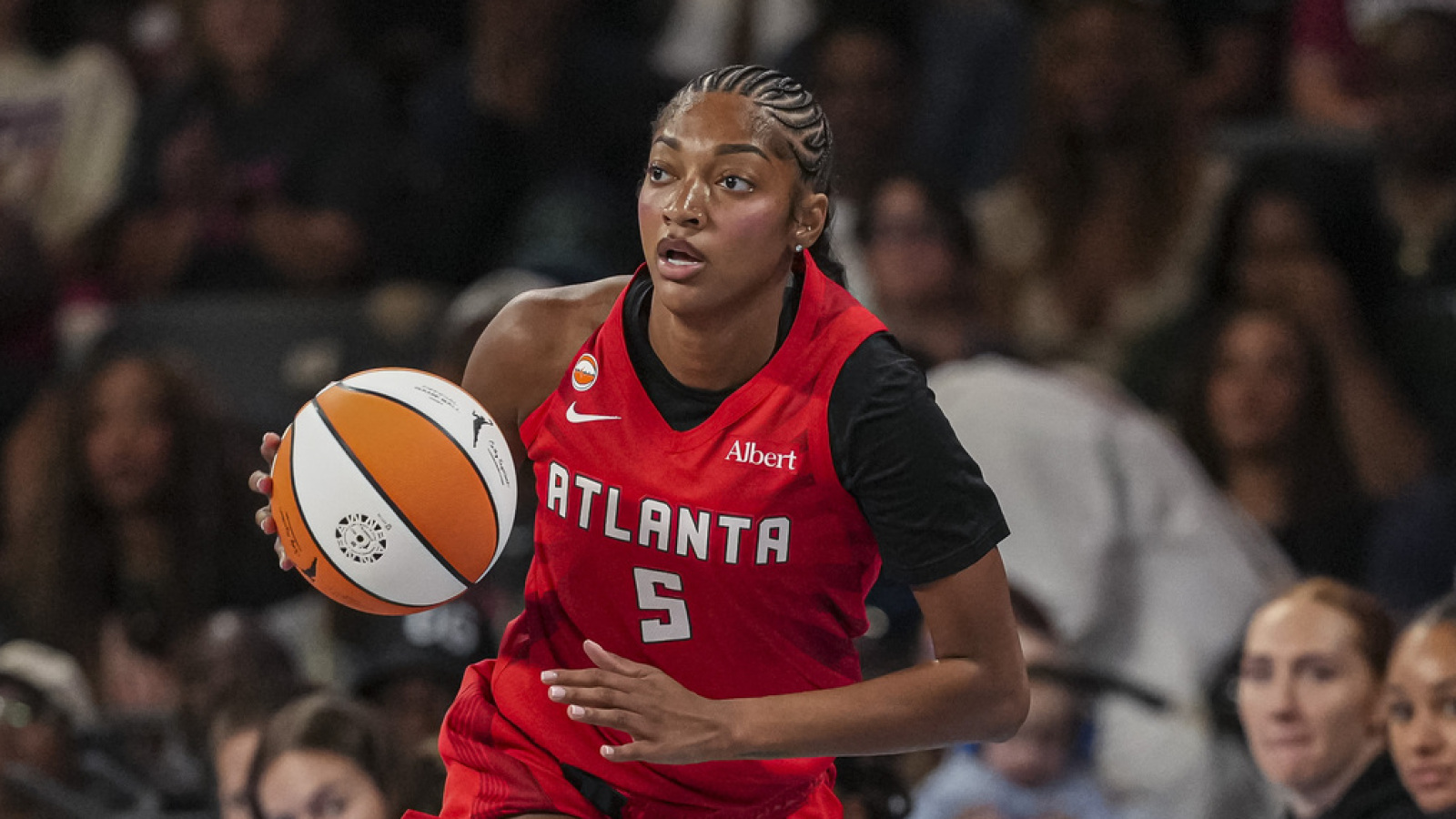 https://www.yardbarker.com/media/c/7/c77ccda887d8936534ab4131b078ba444e07d4b4/thumb_16x9/angel-reese-notches-30-point-double-double-makes.jpg?v=1