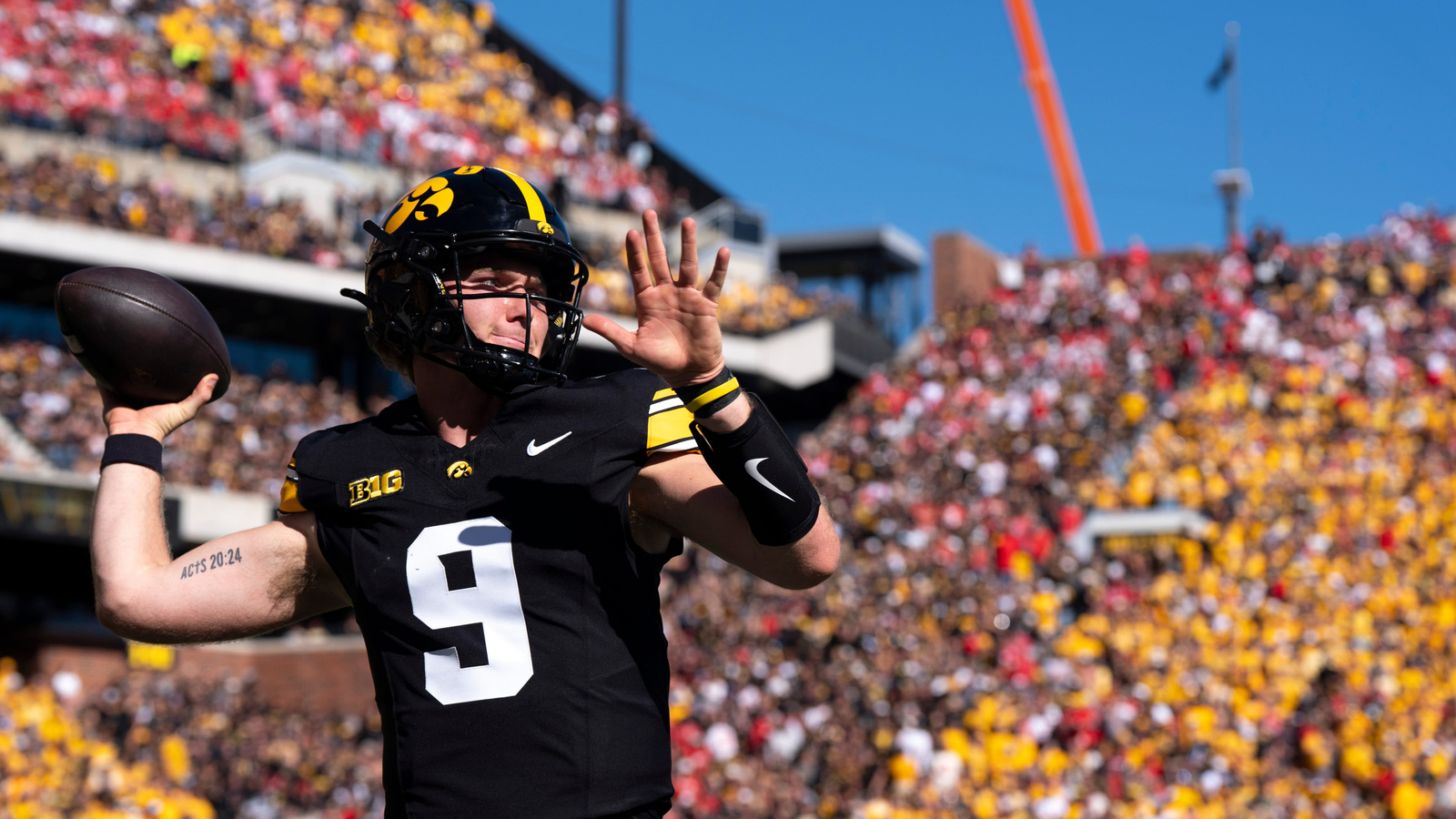 https://www.yardbarker.com/media/c/7/c7e863ea5fb86818cdc88818a40ebb203f9f65b7/thumb_16x9/iowa-set-starting-qb-hank-brown-on-friday-night.jpg