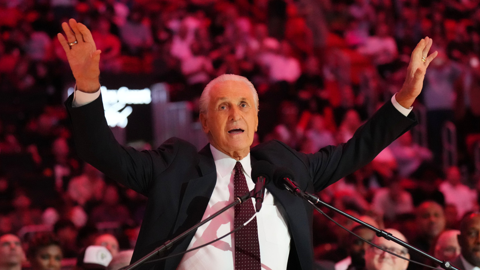 https://www.yardbarker.com/media/c/8/c84d1165cf22b95e5d5a3240ee1517bea69eb6e5/thumb_16x9/lakers-announce-plan-honor-team-legend.jpg?v=1