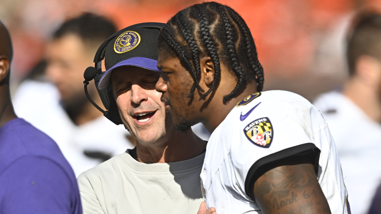 https://www.yardbarker.com/media/c/9/c936ad4ba1e913e07846092b4a9327f928a125b6/thumb_16x9/hc-john-harbaugh-defends-lamar-jackson-amid-column.jpg?v=1