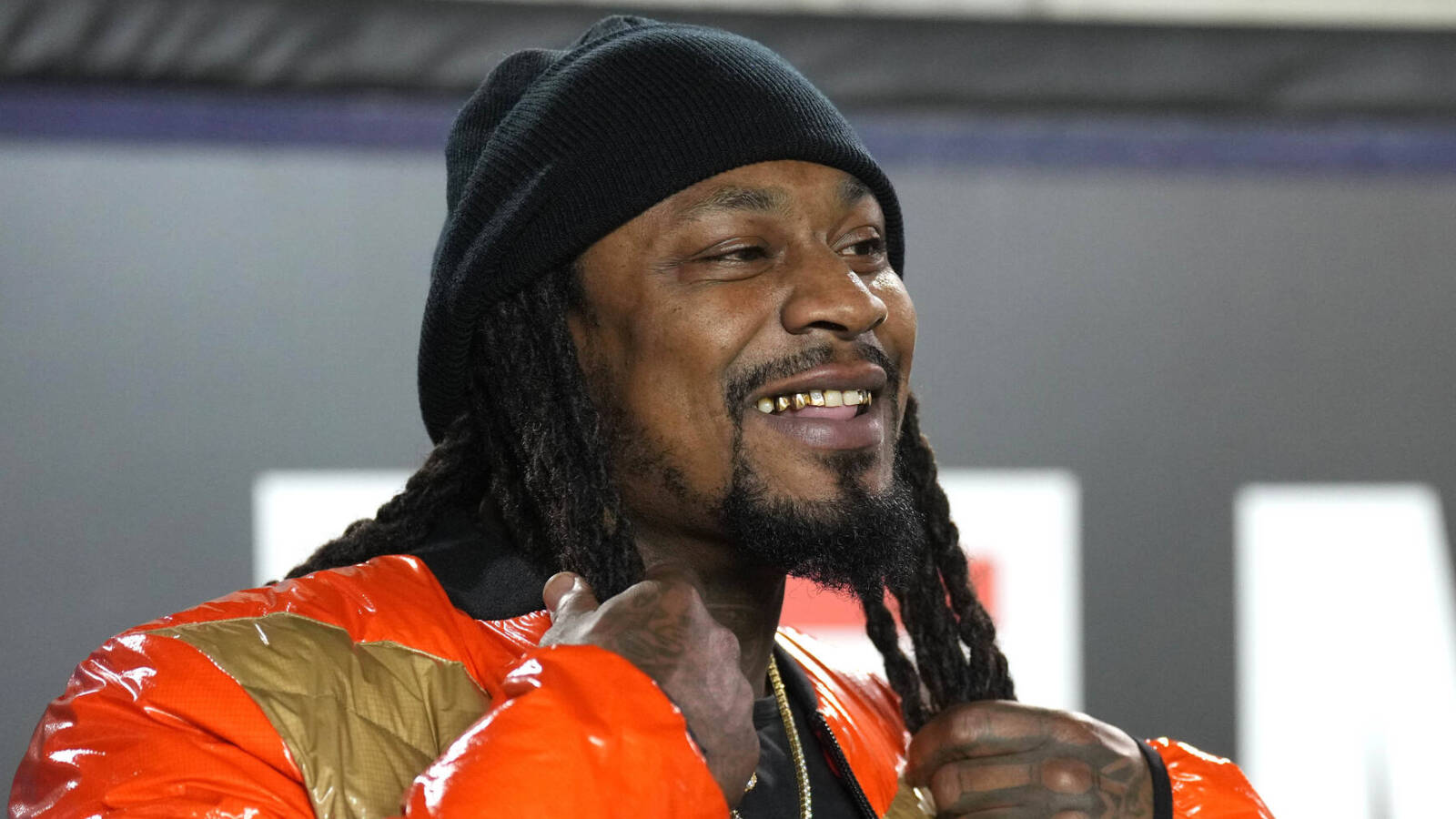 Watch: Marshawn Lynch hands out turkeys in middle of the street - Vimarsana News