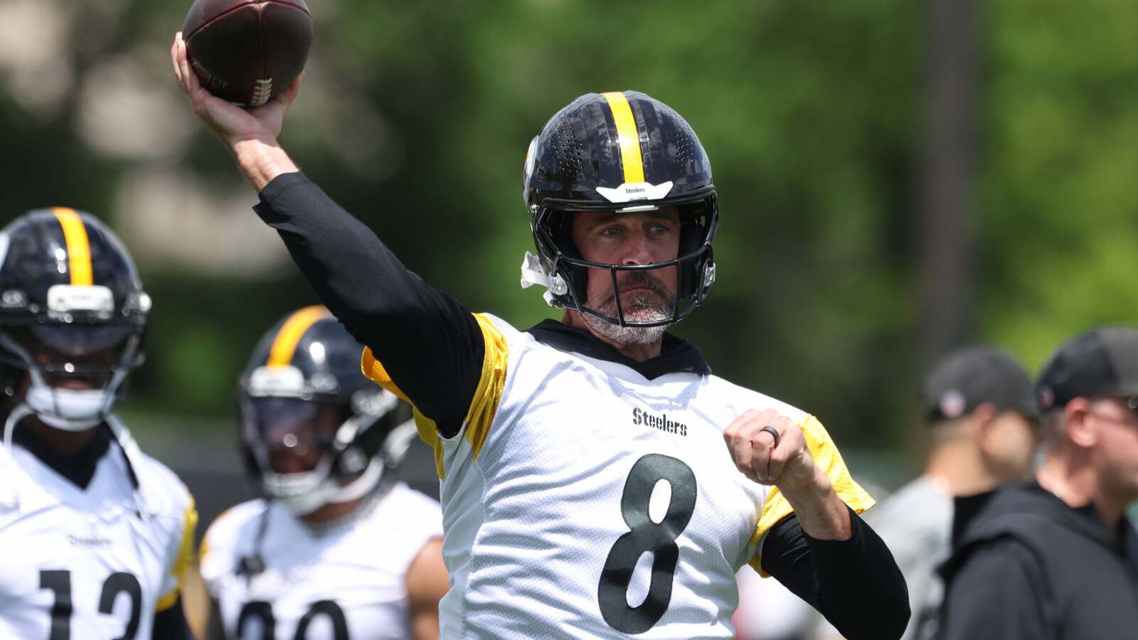 Steelers quarterback Aaron Rodgers pulls off a reunion few saw coming in an effort to make amends ahead of his final season