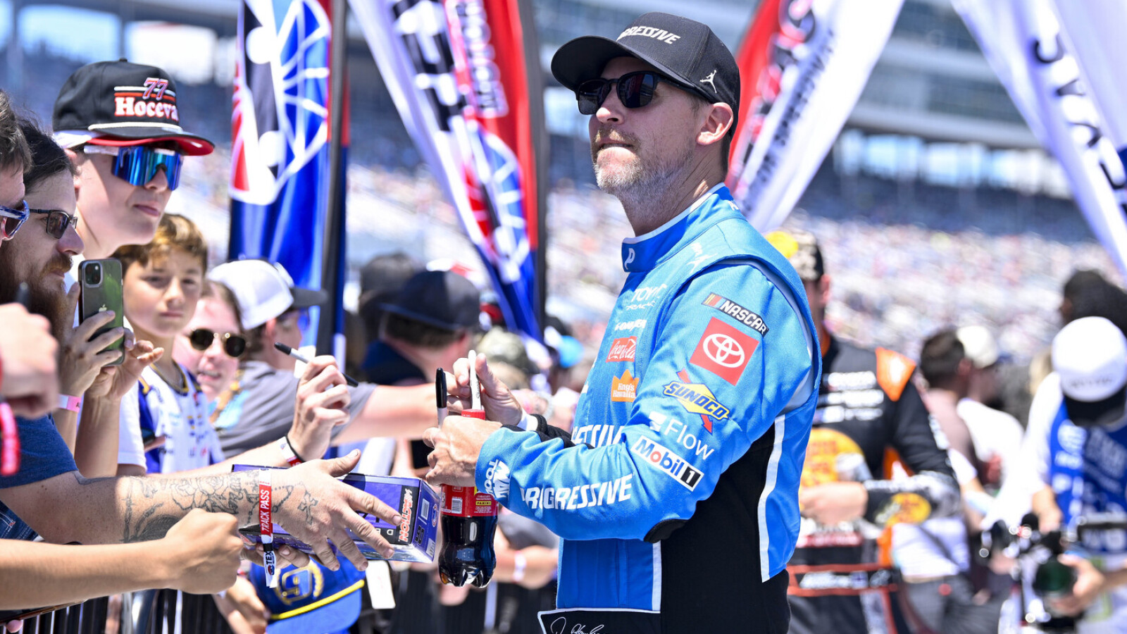 https://www.yardbarker.com/media/c/9/c9ceafb1fcffa79000a415f7ef0b244680273b88/thumb_16x9/nascar-star-race-preview-favorite-underdog-top.jpg?v=1