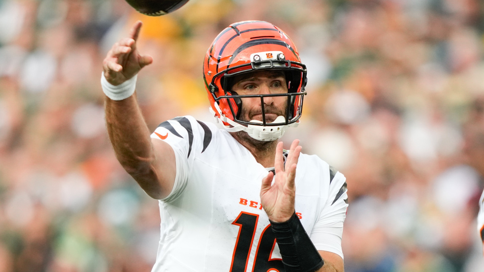 https://www.yardbarker.com/media/c/9/c9fb28849c7c1dd554afc69b4387ab1c76de2c9a/thumb_16x9/joe-flacco-theory-trade-comments-mike-tomlin.jpg?v=1