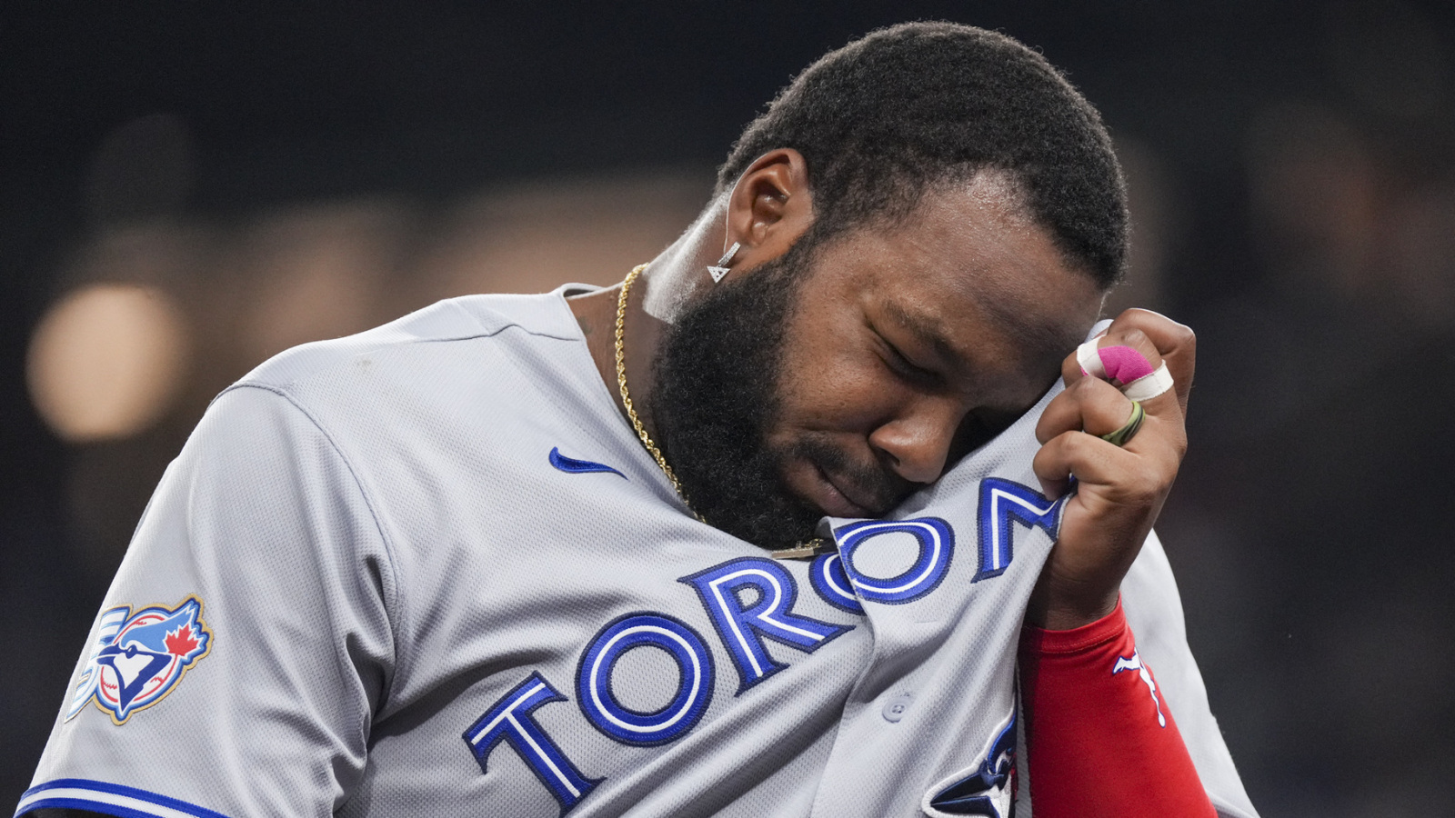 https://www.yardbarker.com/media/c/a/ca130a72cf3f048433f986ca8df9e89924076aea/thumb_16x9/vladimir-guerrero-jrs-comments-his-contract-big.jpg?v=1