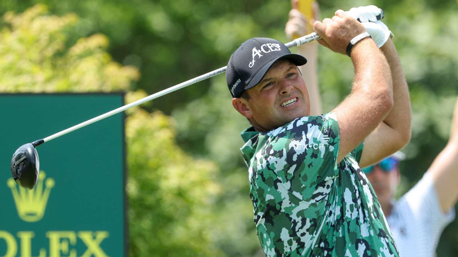 https://www.yardbarker.com/media/c/a/ca80049128ee7e37fa76511ef710fbda657b2ffb/thumb_16x9/patrick-reed-makes-history-rare-shot-open.jpg?v=1