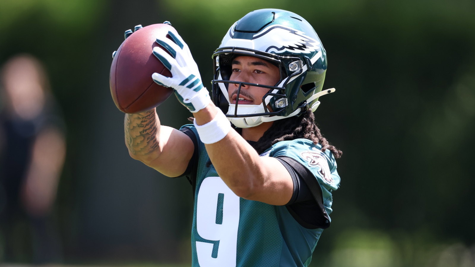https://www.yardbarker.com/media/c/a/cafb9fef5ab3bbb4ad81894aa6716f00534ba464/thumb_16x9/eagles-makai-lemon-injury-news-ota-scare.jpg?v=1