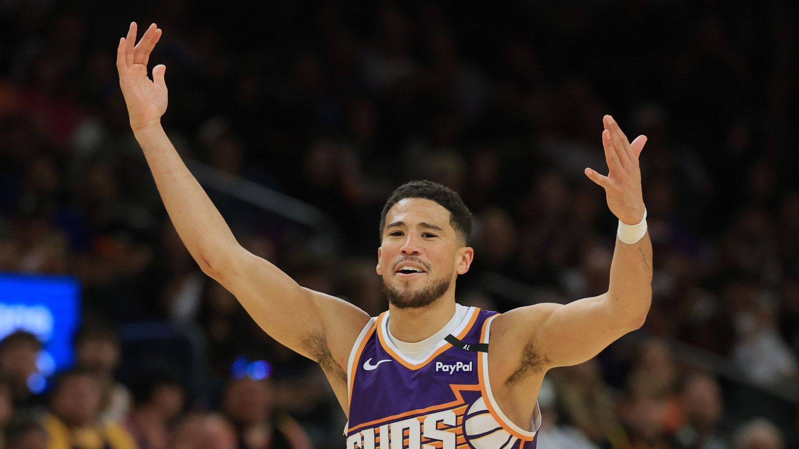 https://www.yardbarker.com/media/c/b/cb15bd625c20349f6ad69f3be2bedc38315d6168/thumb_16x9/devin-booker-gets-historic-contract-extension-suns.jpg?v=1