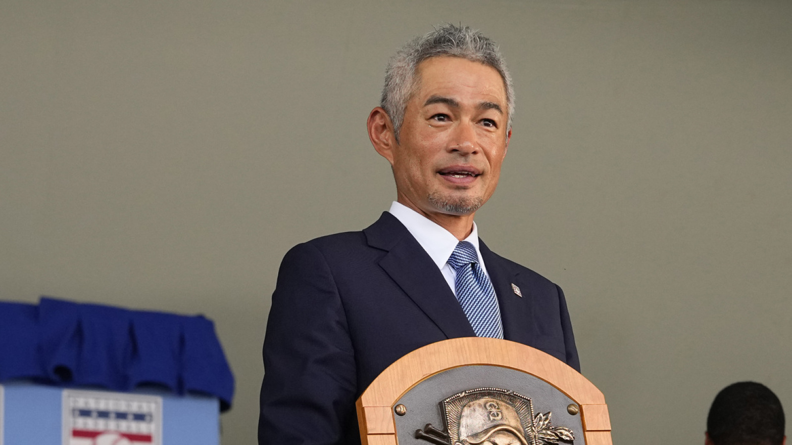 https://www.yardbarker.com/media/c/b/cb2033f3e1db61904f875d8834c32ee7d49e8161/thumb_16x9/ichiro-takes-shot-voter-snubbed-him-on-hof-ballot.jpg?v=1