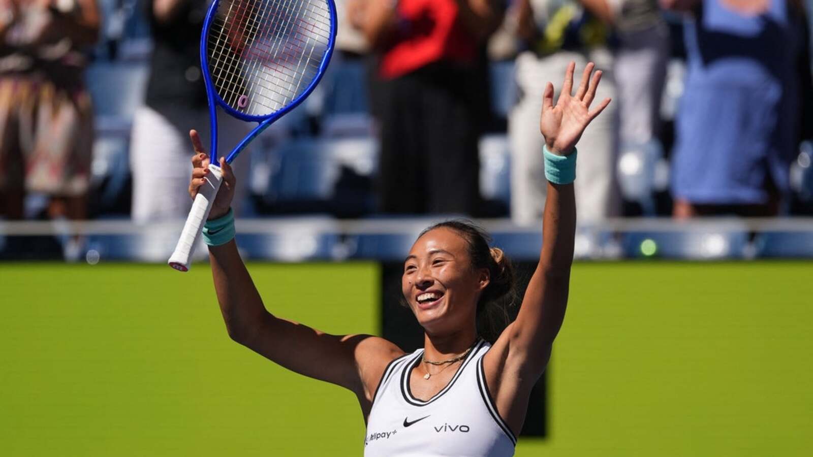Qinwen Zheng's US Open run continues with upset of Iga Swiatek
