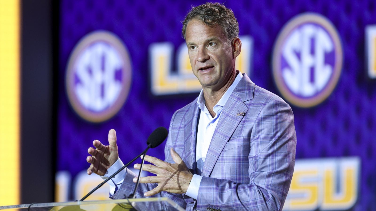 https://www.yardbarker.com/media/c/b/cba6cef16bd26fc2c346ccd1201b17b238a815d5/thumb_16x9/jul-23-2026-tampa-fl-usa-lsu-tigers-head-coach.jpg?v=1