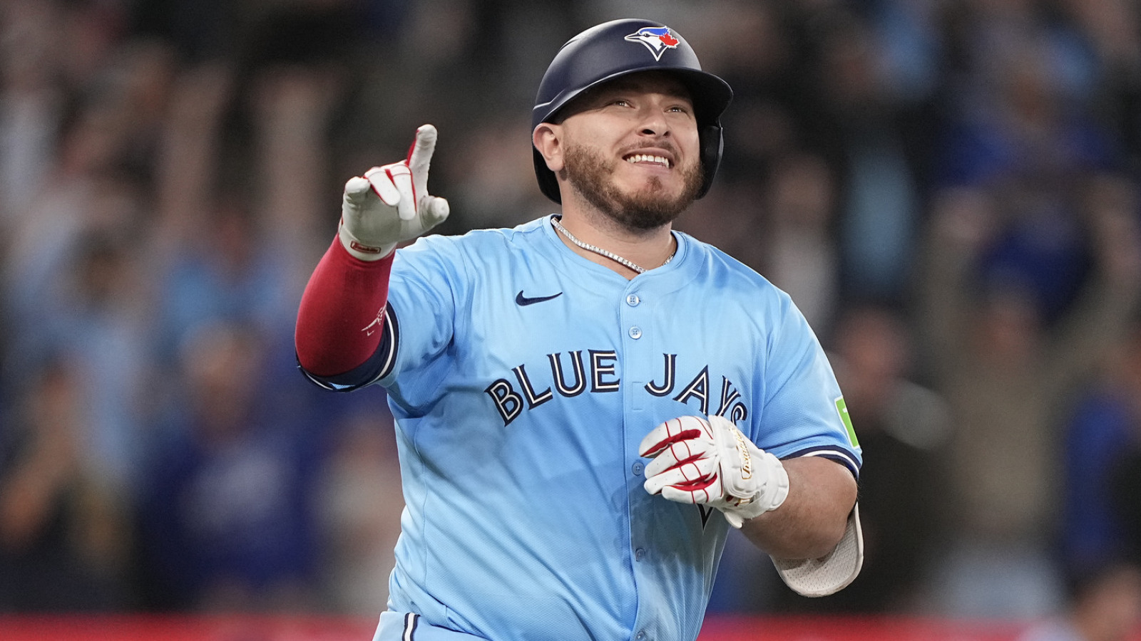 https://www.yardbarker.com/media/c/b/cbc300c68de388d3f2ce234874cc177d2079b4f5/thumb_16x9/watch-blue-jays-walk-off-red-sox-extras-complete.jpg?v=1