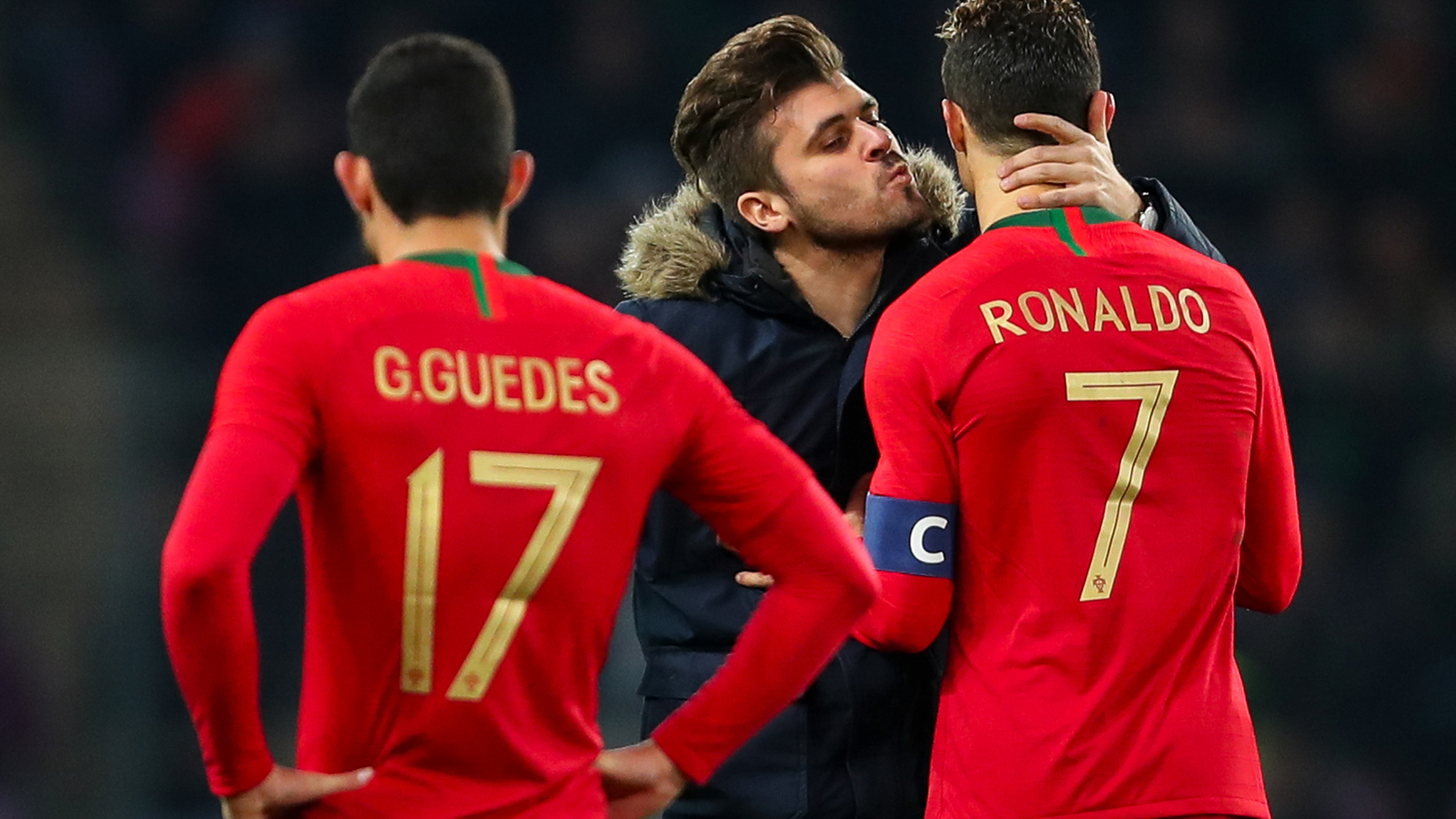 Fan runs onto field to kiss Cristiano Ronaldo during match against
