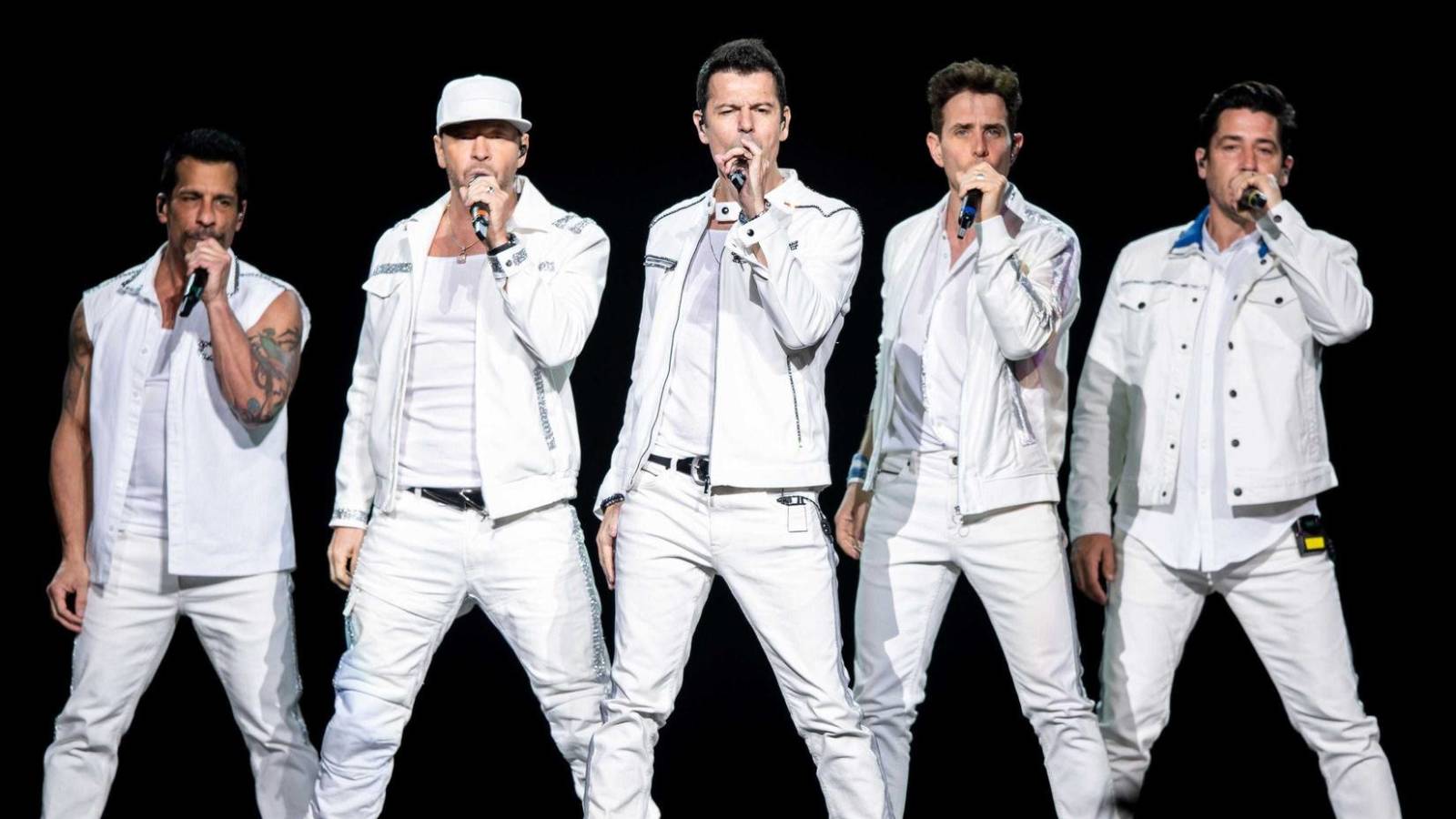 New Kids on the Block perform medley with Kelly Clarkson and Salt-N-Pepa.
