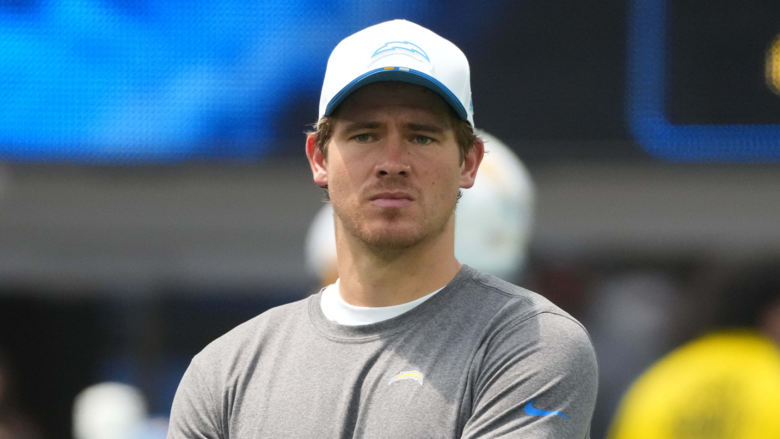 https://www.yardbarker.com/media/c/c/cc0d5987a58e39f4ea57e396f5e288044d804a75/thumb_16x9/justin-herbert-under-fire-he-terrible.jpg?v=1