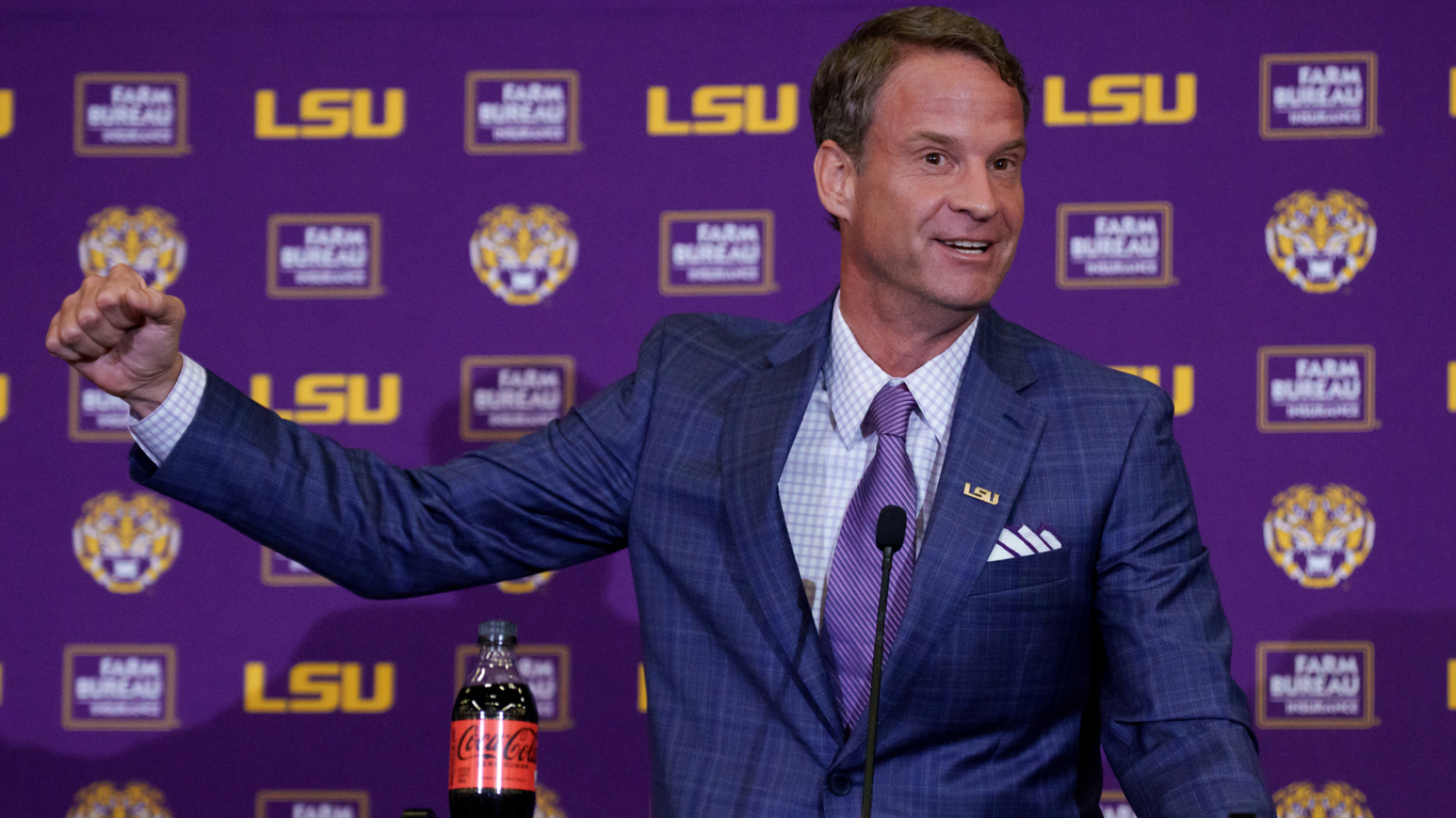 https://www.yardbarker.com/media/c/c/cc700b319066e6e39cb5fd723c6b0a586f68d7a3/thumb_16x9/lane-kiffin-adapted-nil-era-one-genius.jpg?v=1
