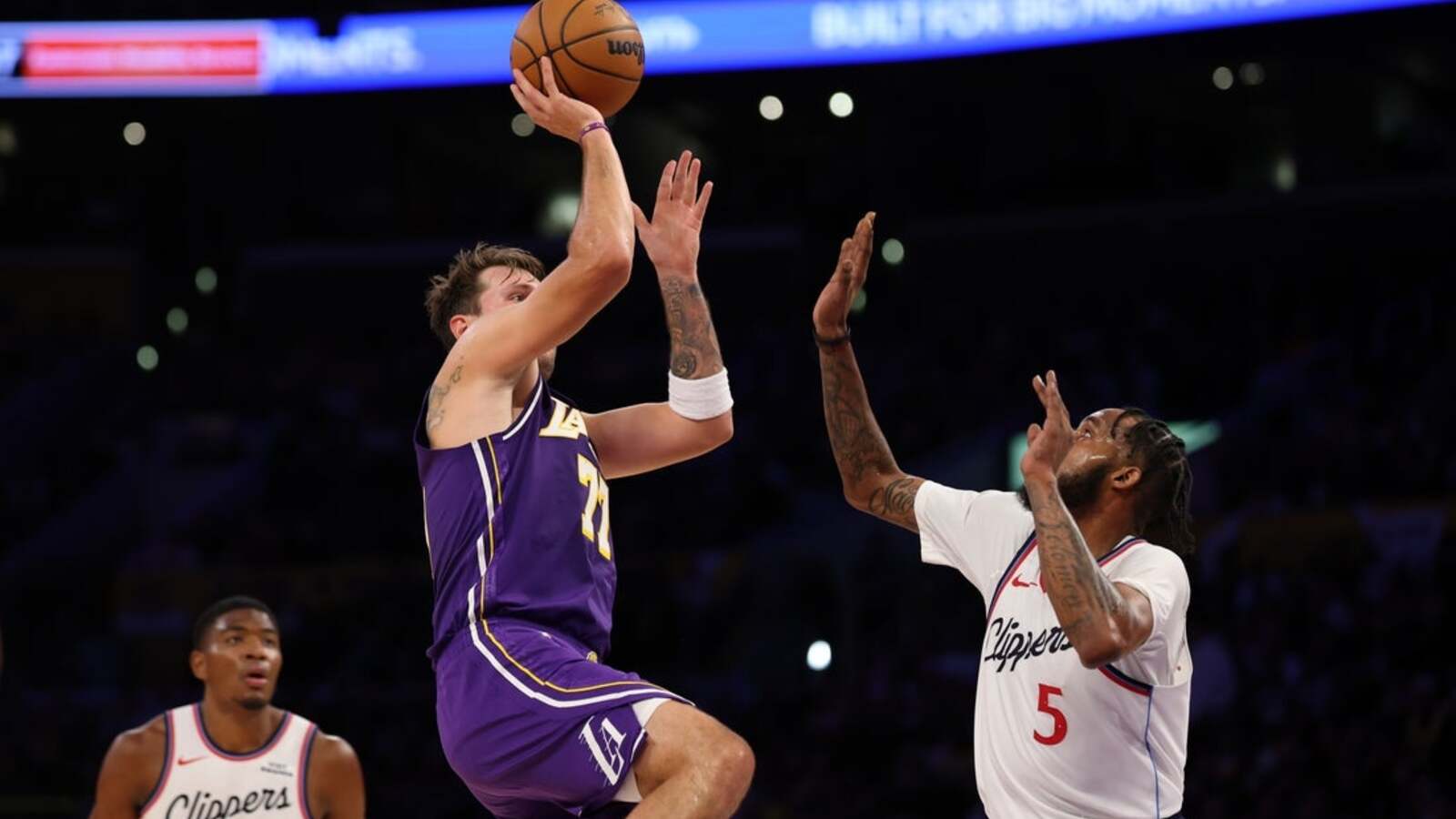 Lakers ride 39-point 3rd quarter to surge past Clippers