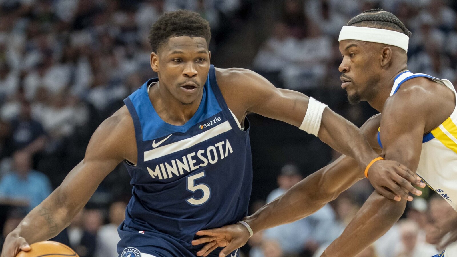 https://www.yardbarker.com/media/c/d/cd91712e517ef9de3a862ae20dd6ae1b8ad8b0b3/thumb_16x9/wolves-dominate-steph-curry-less-warriors-game-2.jpg?v=1