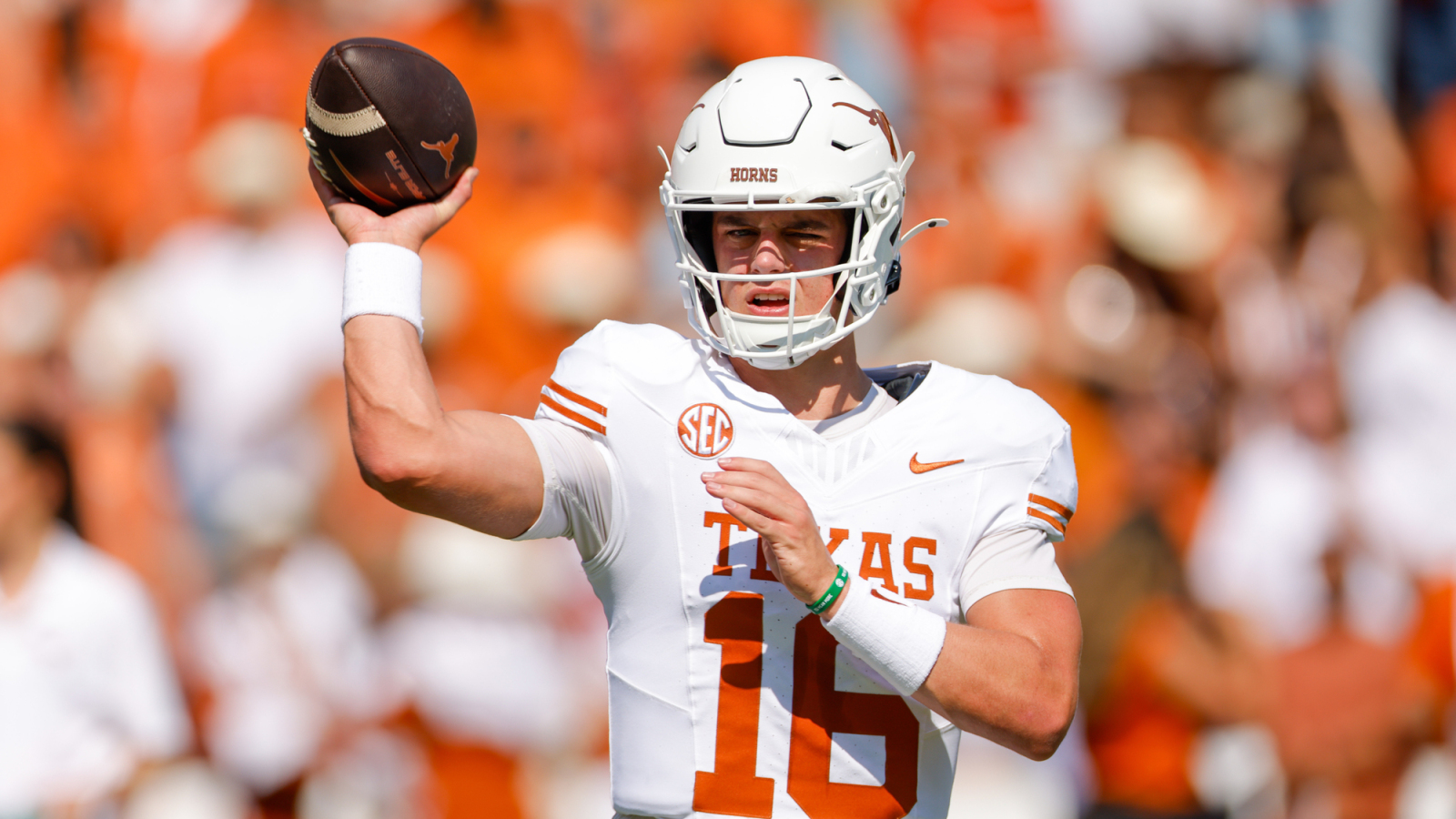 https://www.yardbarker.com/media/c/d/cd99a26de54f184d8ee250e6368b0b5021e54a66/thumb_16x9/texas-qb-arch-manning-live-hype-against-ohio-state.jpg?v=1