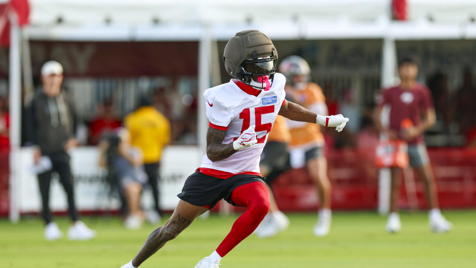 2 Bucs WRs Leave Night Practice Early With Injuries