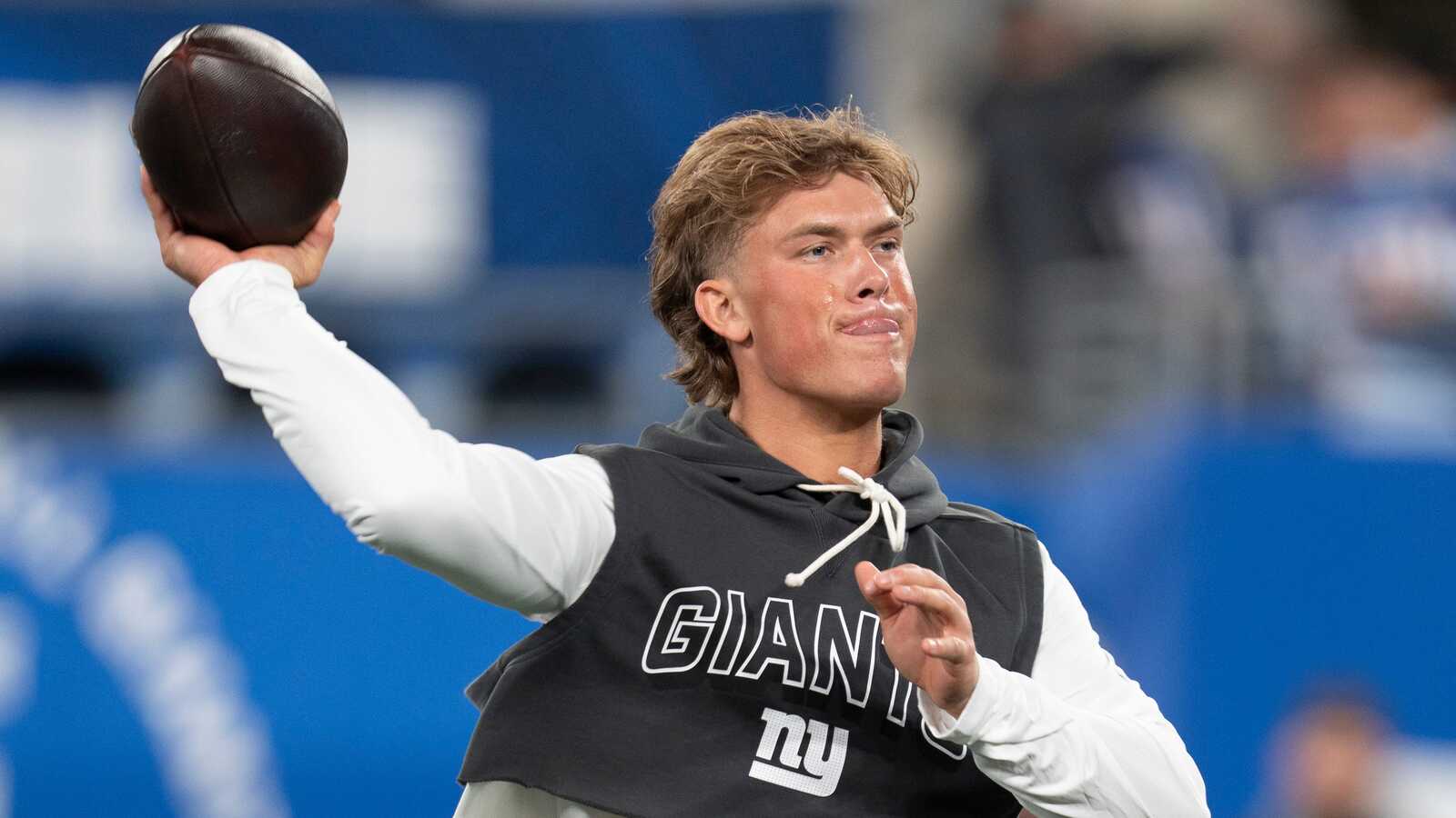 https://www.yardbarker.com/media/c/e/ce23fba7636621c63c1ce6988025e85c6945a36e/thumb_16x9/new-york-giants-quarterback-jaxson-dart-6-warms.jpg