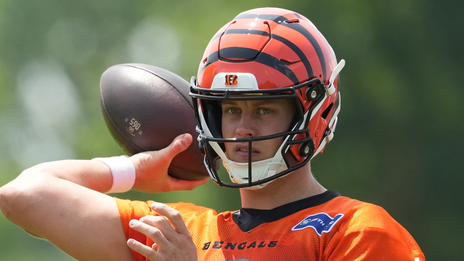 https://www.yardbarker.com/media/c/e/ce444b082a8fd07e7ce8abfb4dc69a7a2306cb45/thumb_16x9/stats-show-burrow-needs-improve-bolster-mvp.jpg?v=1