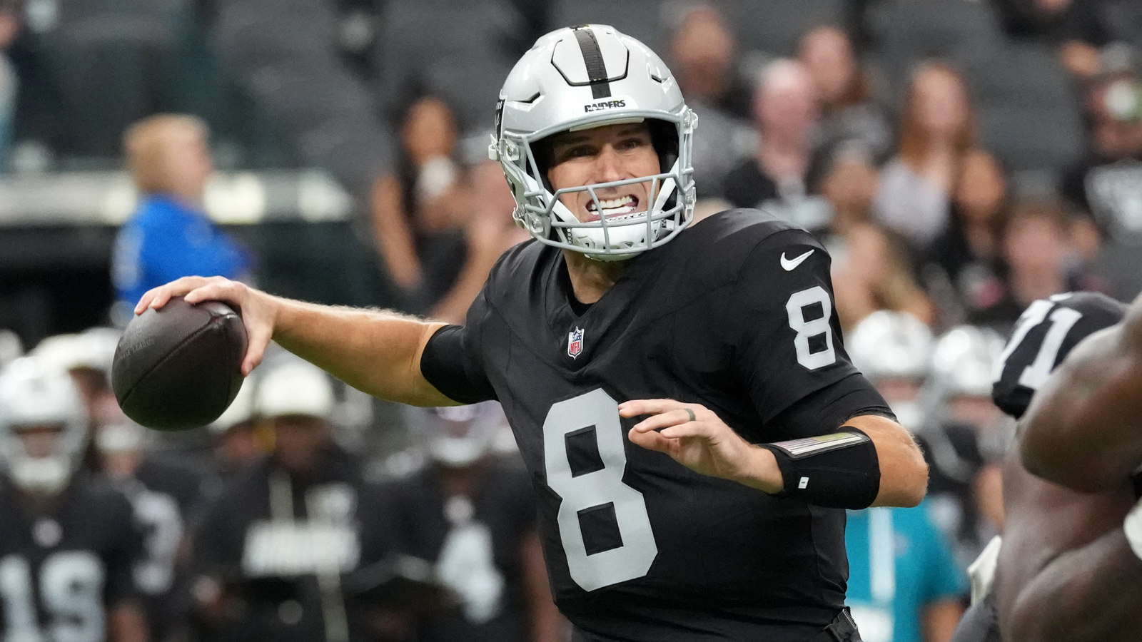 https://www.yardbarker.com/media/c/e/ce672af3d799147a72970819f640712d2acbafc6/thumb_16x9/raiders-kirk-cousins-angry-maxx-crosby-before.jpg