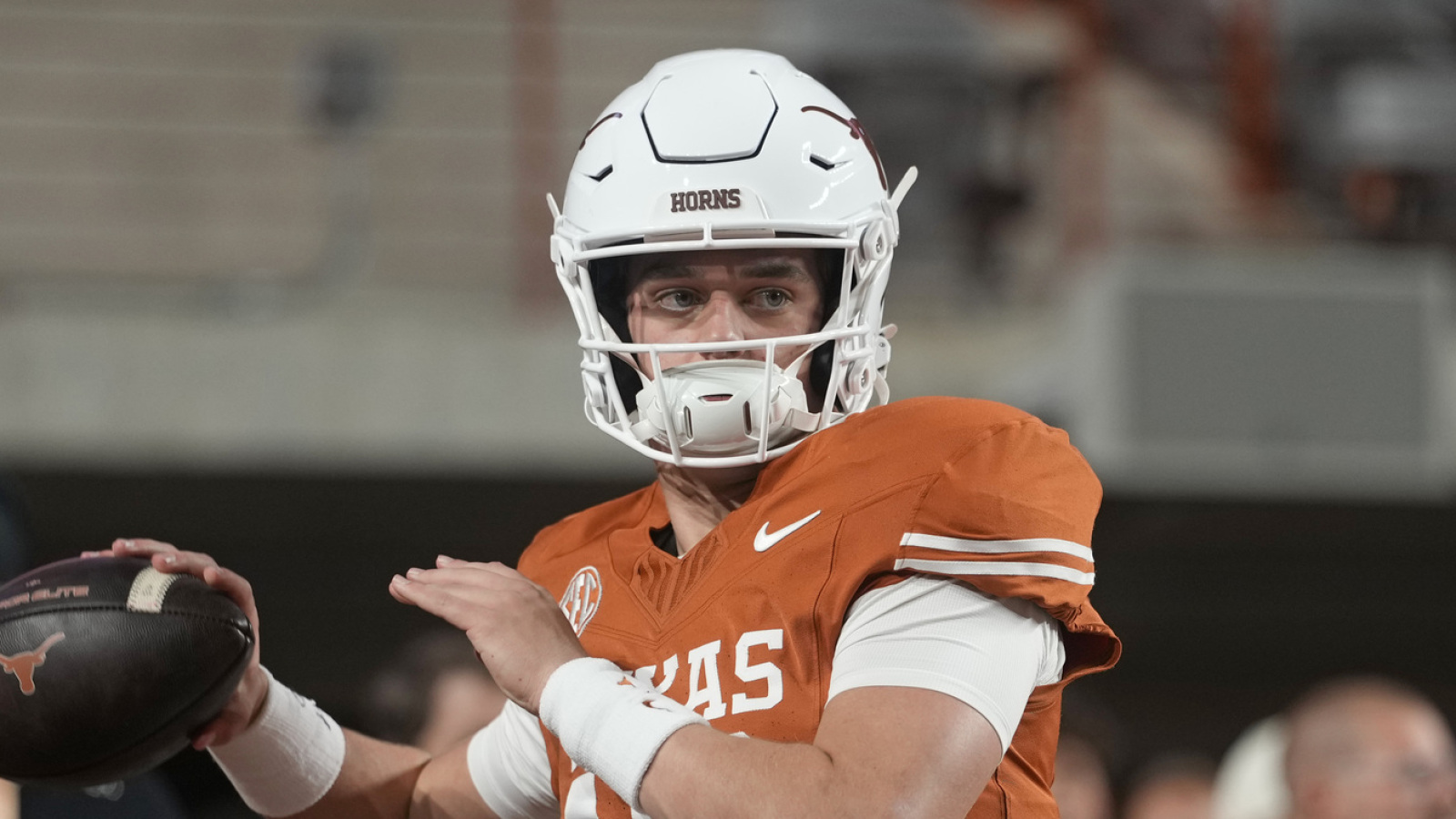 https://www.yardbarker.com/media/c/e/ce8ff1554277578a43b4b51651a42e2512a76083/thumb_16x9/arch-manning-hit-brutal-spot-athletics-qb-rankings.jpg?v=1