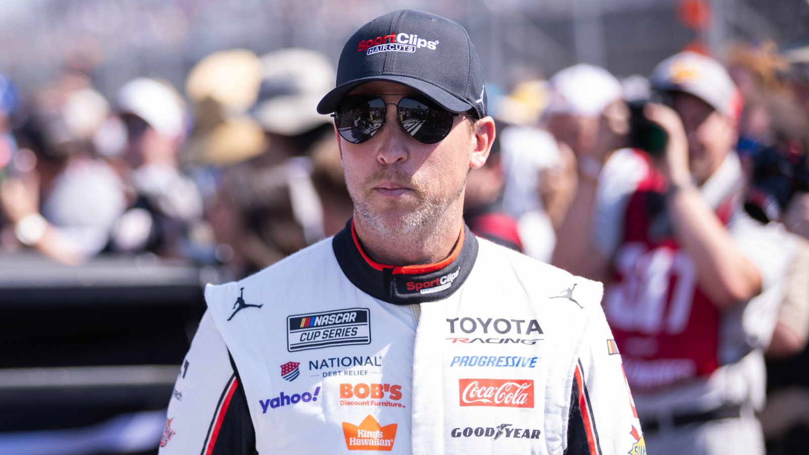 https://www.yardbarker.com/media/c/f/cf0986ff6465ff37f29c6a4b5b50160a574497a1/thumb_16x9/denny-hamlin-dominates-nascar-star-race-dover.jpg?v=2
