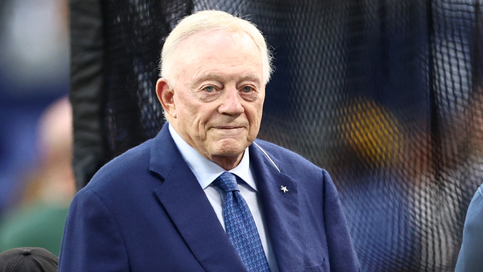 https://www.yardbarker.com/media/c/f/cf8dee37ff324fff995cc45c24f4943002f98bff/thumb_16x9/jerry-jones-sends-message-pickens-lamb-curfew.jpg?v=1