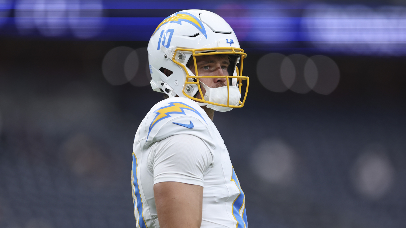 https://www.yardbarker.com/media/c/f/cfb0cf397f5eaeb3139152257ac5a4510201192d/thumb_16x9/justin-herbert-facing-familiar-problems-latest.jpg?v=1