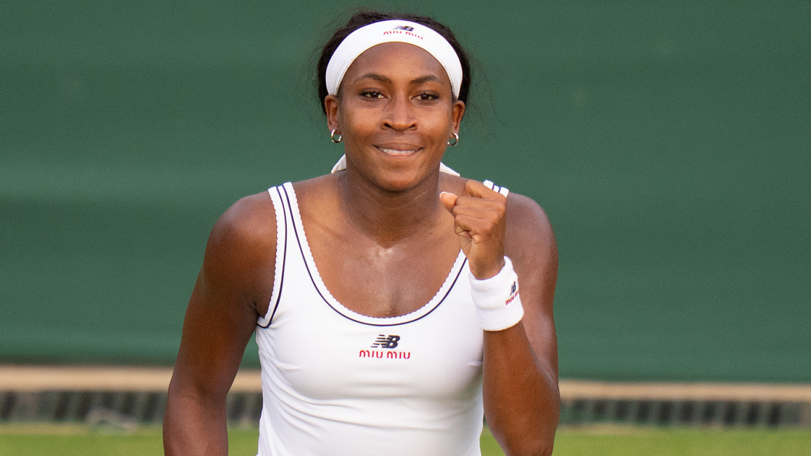 https://www.yardbarker.com/media/c/f/cfe5bc0fa51bbc29c86cc28371385902c45ae099/thumb_16x9/thrilling-comeback-keeps-coco-gauffs-wimbledon.jpg?v=2