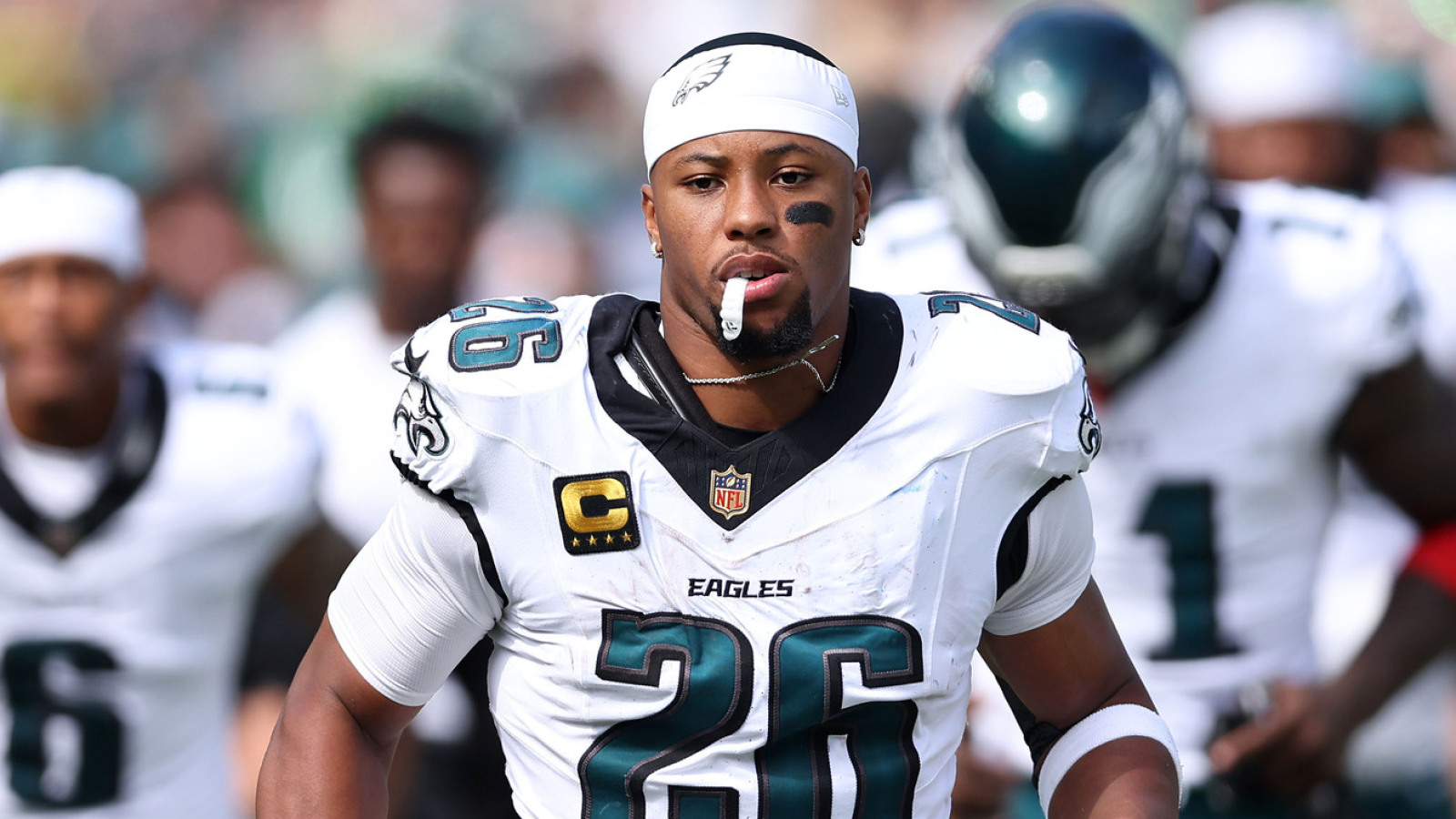 https://www.yardbarker.com/media/d/0/d046029971bd859cb0a7c5d7d24f02d9817f02f5/thumb_16x9/three-nfl-running-backs-bounce-back-week-4.jpg?v=1