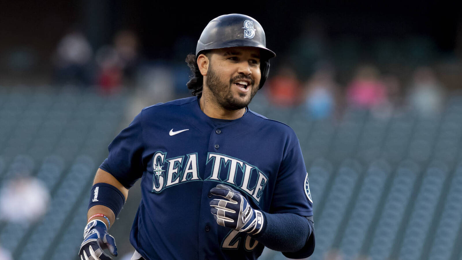 watch-mariners-3b-eugenio-suarez-plays-hacky-sack-after-fouling-ball