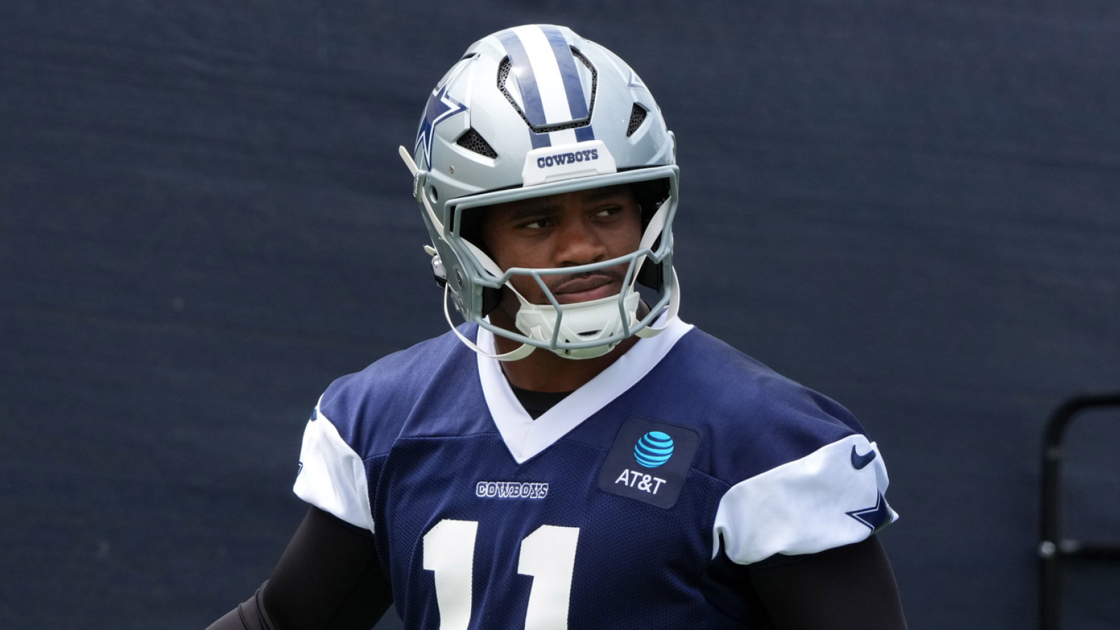 https://www.yardbarker.com/media/d/1/d14298cda47d53cb0207848a8b9c617cfc12db06/thumb_16x9/cowboys-fans-jerry-jones-update-on-micah-parsons.jpg?v=1