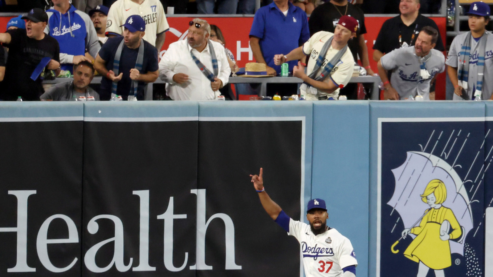 Watch Fan interferes on crucial play in World Series Game 1 Yardbarker