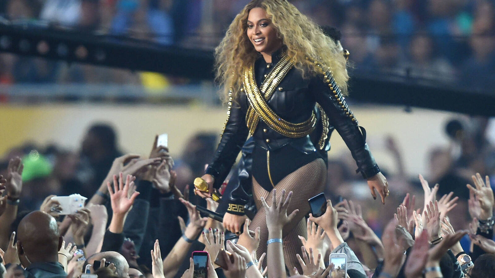 BREAKING: In a surprising twist, Beyoncé’s team was reportedly denied a booking request for a 2025 event at Acrisure Stadium — a venue that has previously rolled out the red carpet for major events. While Steelers executives cited "scheduling saturation," entertainment industry insiders say Art Rooney II has prioritized exclusive brand partnerships and team-run events over entertainment bookings. The sudden shift in priorities has sparked backlash from both fans and event sponsors. Is Acrisure Stadium reshaping its image — or is there something deeper at work behind the rejection for a team considered "the people's team"...? - Winunie
