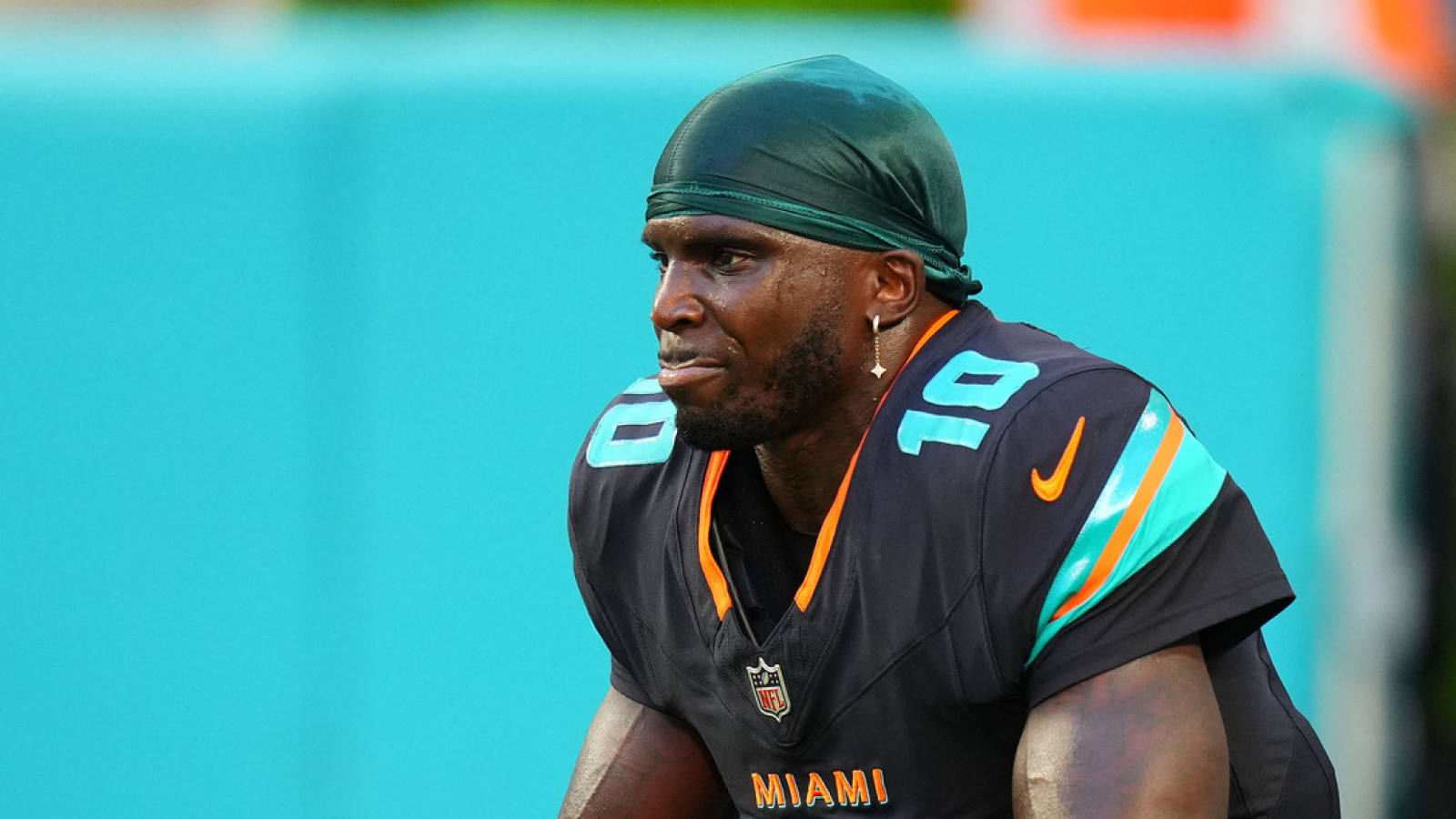 https://www.yardbarker.com/media/d/2/d2f97e6eafccbc4271c9c52a69ac63bba279745e/thumb_16x9/hill-five-word-message-dolphins-critics-during.jpg?v=1