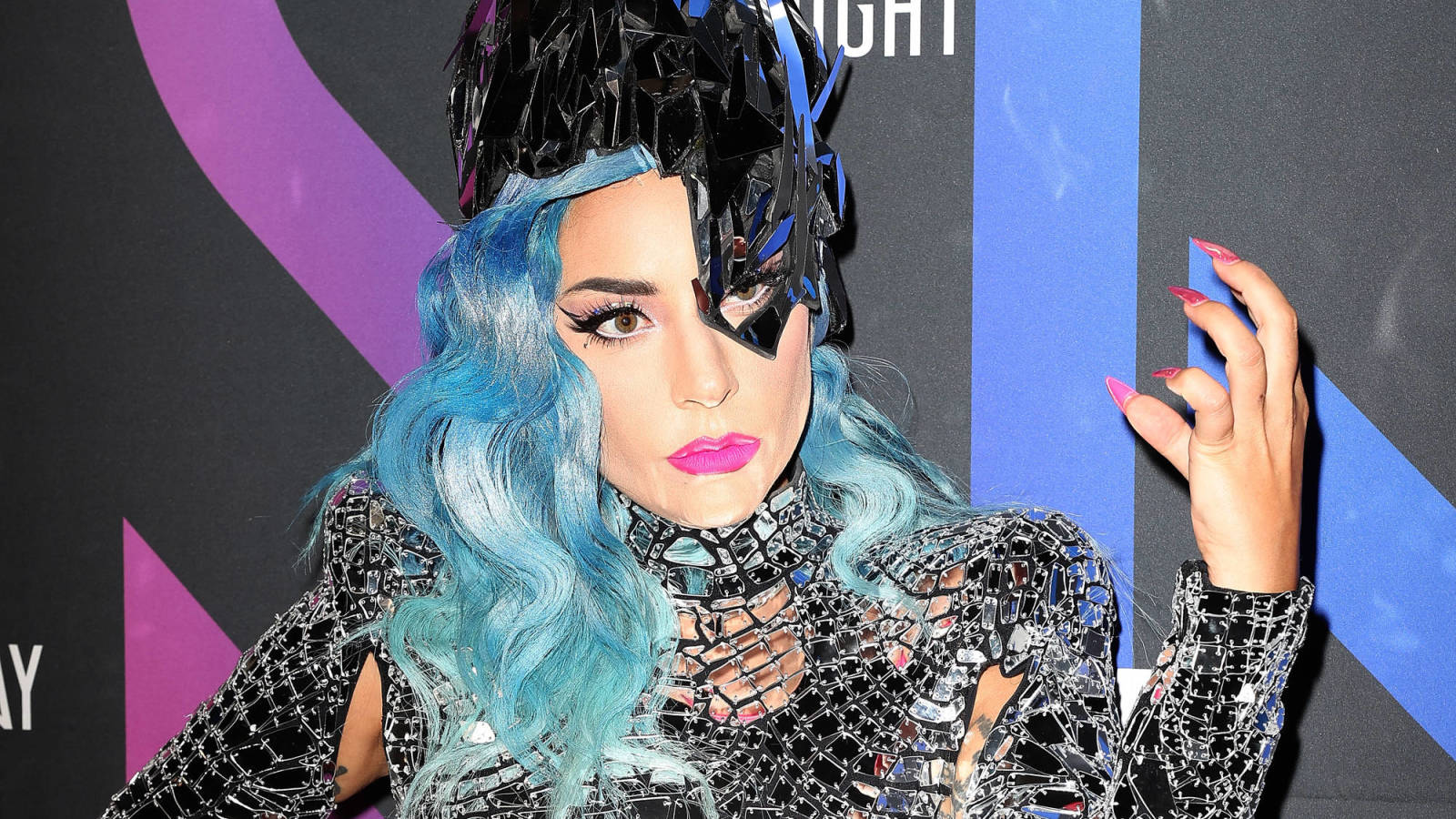 Леди гага и диджей. Леди Гага Юдашкин. Леди Гага синяя помада. Леди Гага с синими волосами. Леди Гага с длинными волосами.