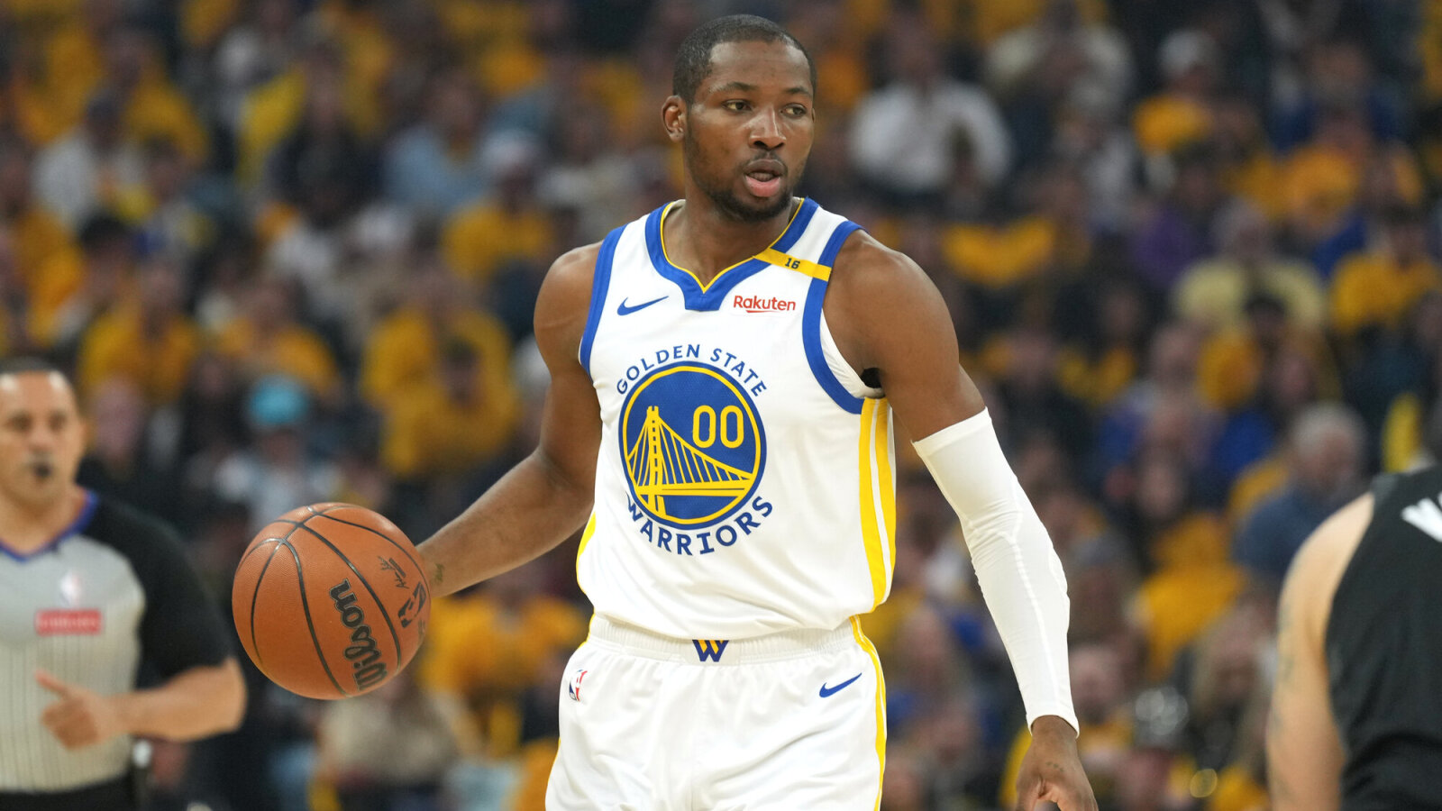 https://www.yardbarker.com/media/d/3/d31d257a72c3a347338b97066decfced4bb406d3/thumb_16x9/warriors-promising-young-player-restricted-free.jpg?v=1